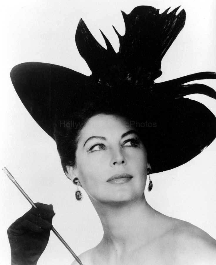 Ava Gardner 1952 2 Photo shoot WM.jpg
